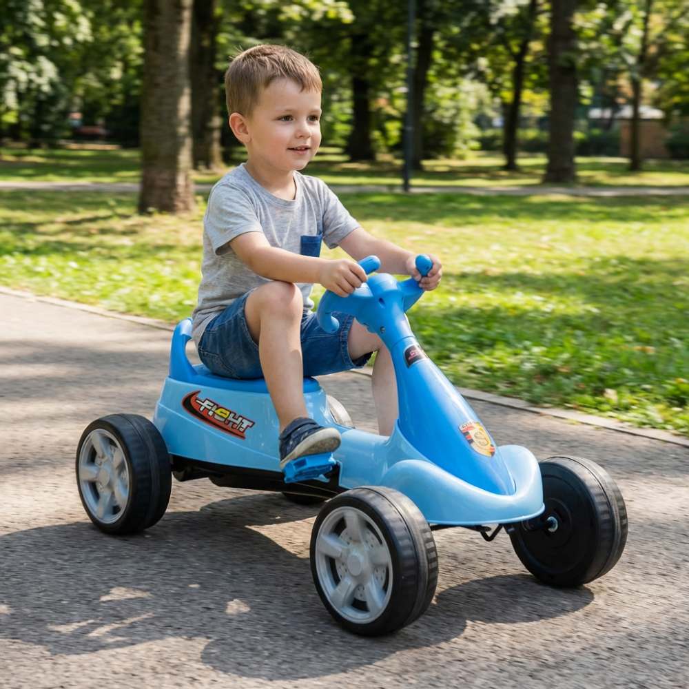 Criança a andar num carrinho de passeio azul num parque