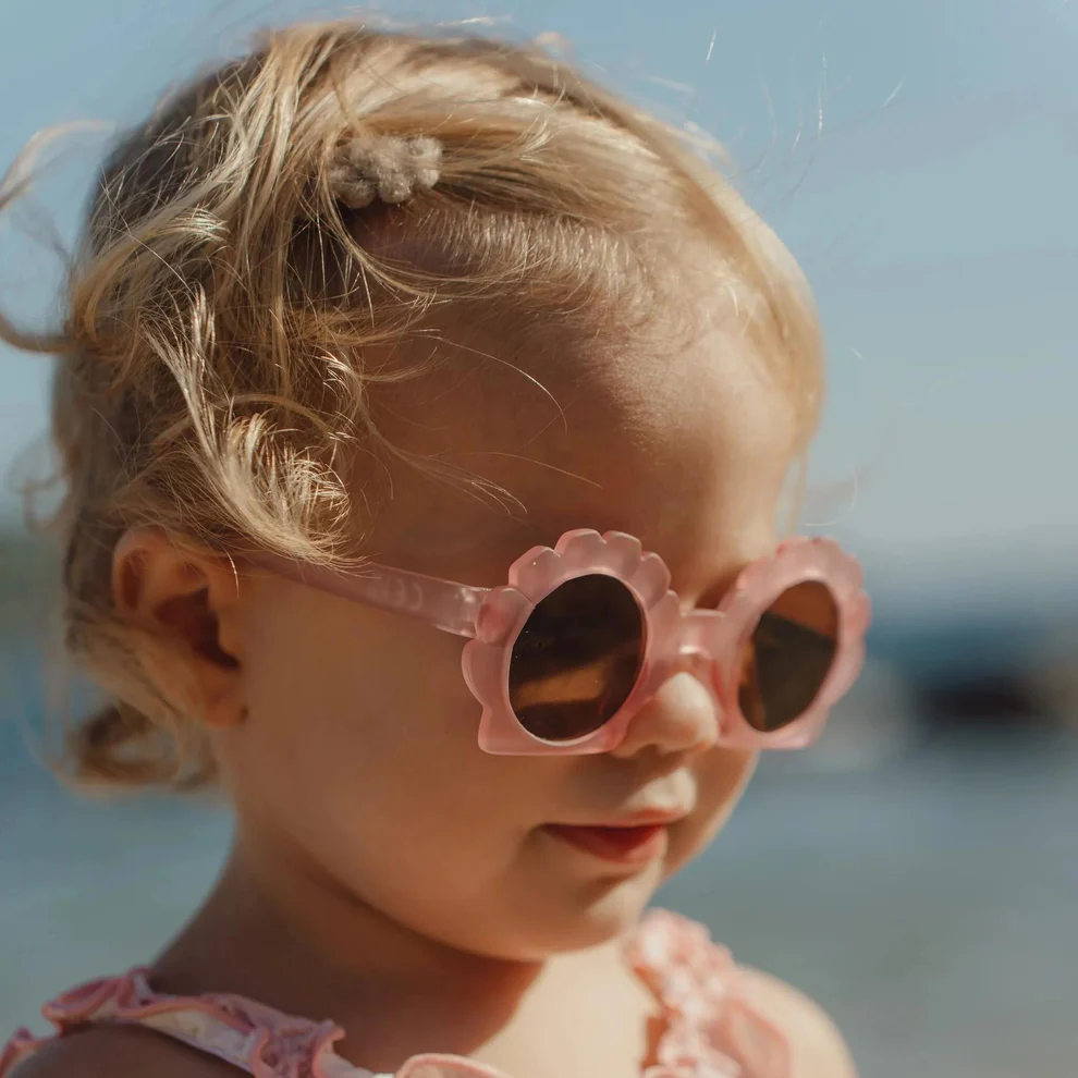 Óculos de sol infantil rosa com lentes escuras e armação em forma de flores