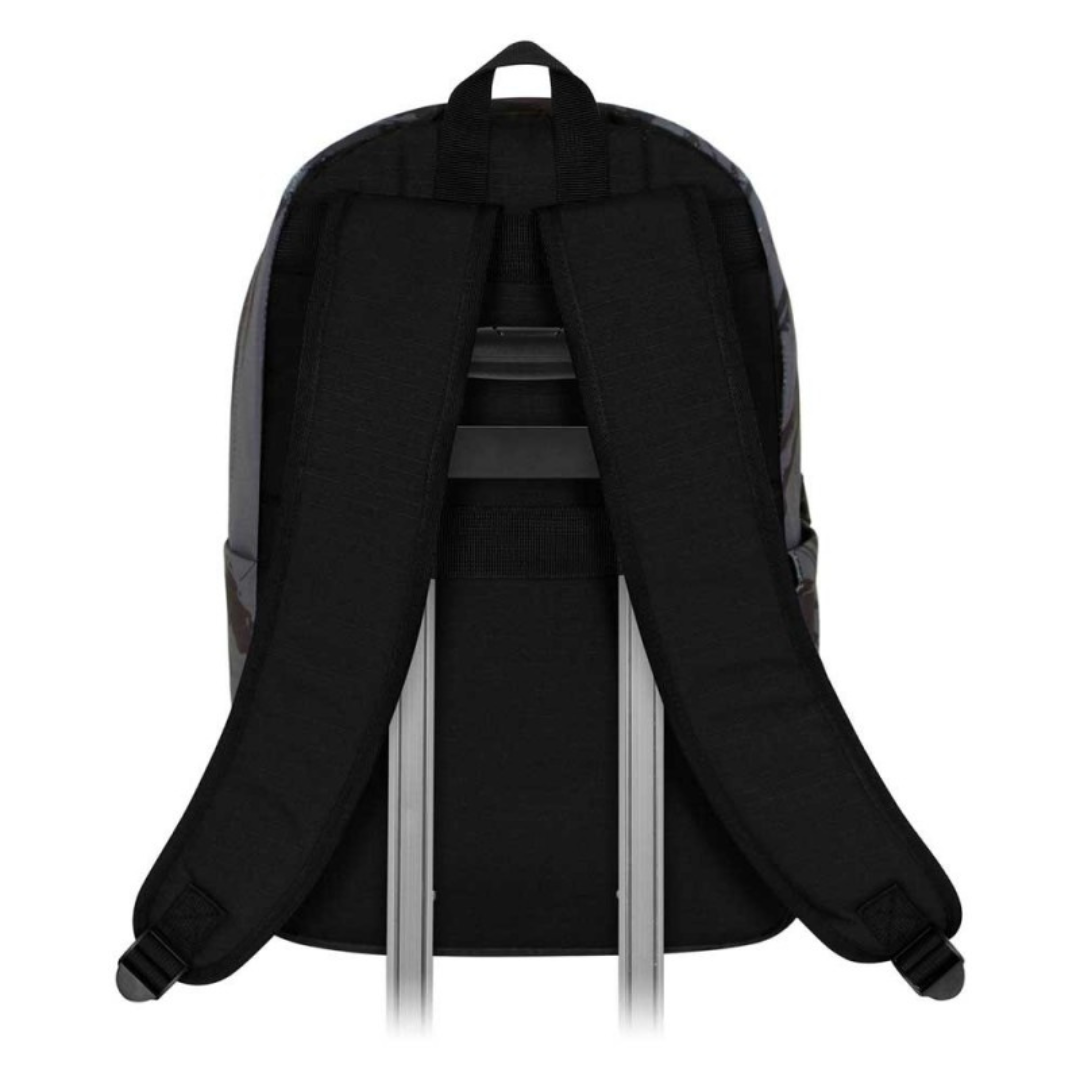 Mochila preta com alças acolchoadas numa mala prateada