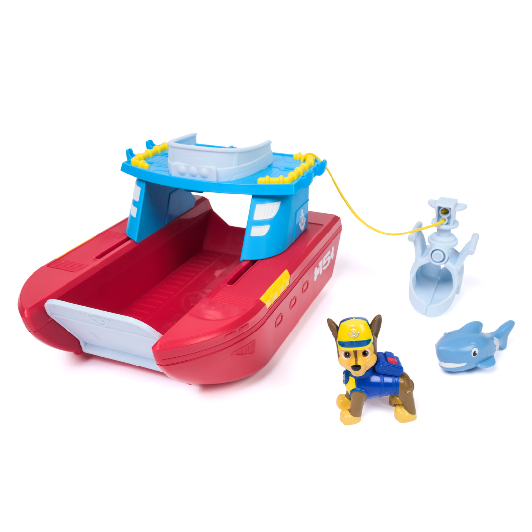 Barco de brinquedo vermelho com figura de cão, tubarão azul e guincho cinzento