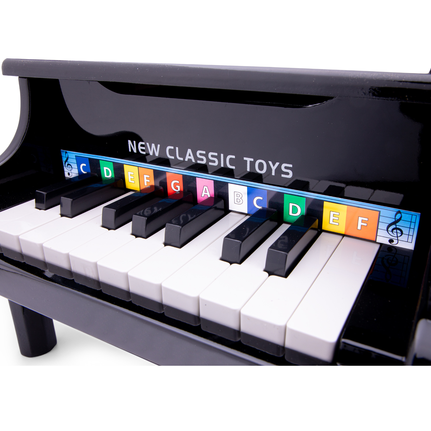 Piano preto com etiquetas coloridas nas teclas e texto NEW CLASSIC TOYS