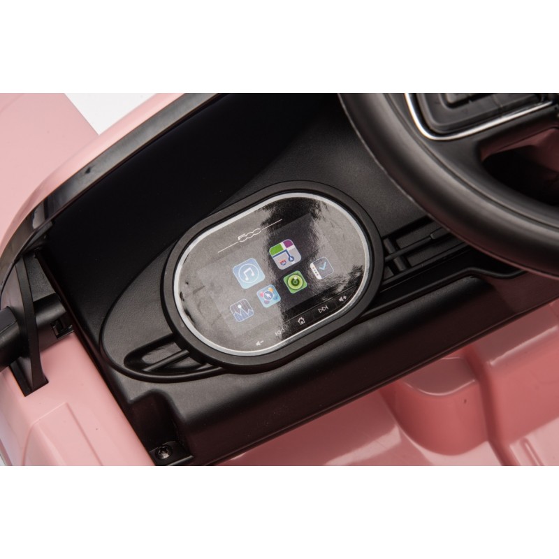 Painel de controlo digital num carro de brincar rosa com ícones coloridos e volante preto