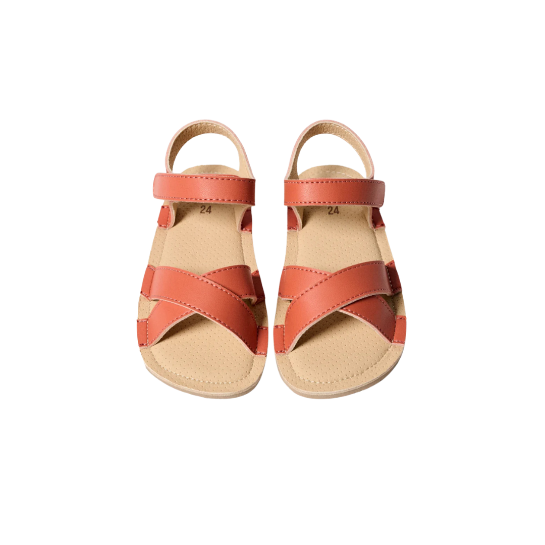 Sandálias infantis cor de barro com tiras entrecruzadas e sola bege