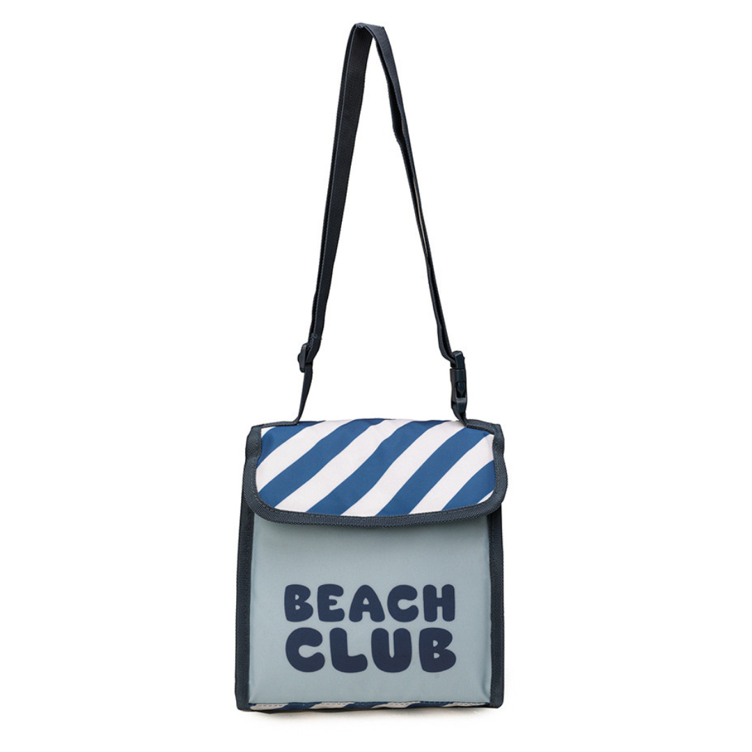 Mala tiracolo com padrão riscas azuis e brancas e texto BEACH CLUB