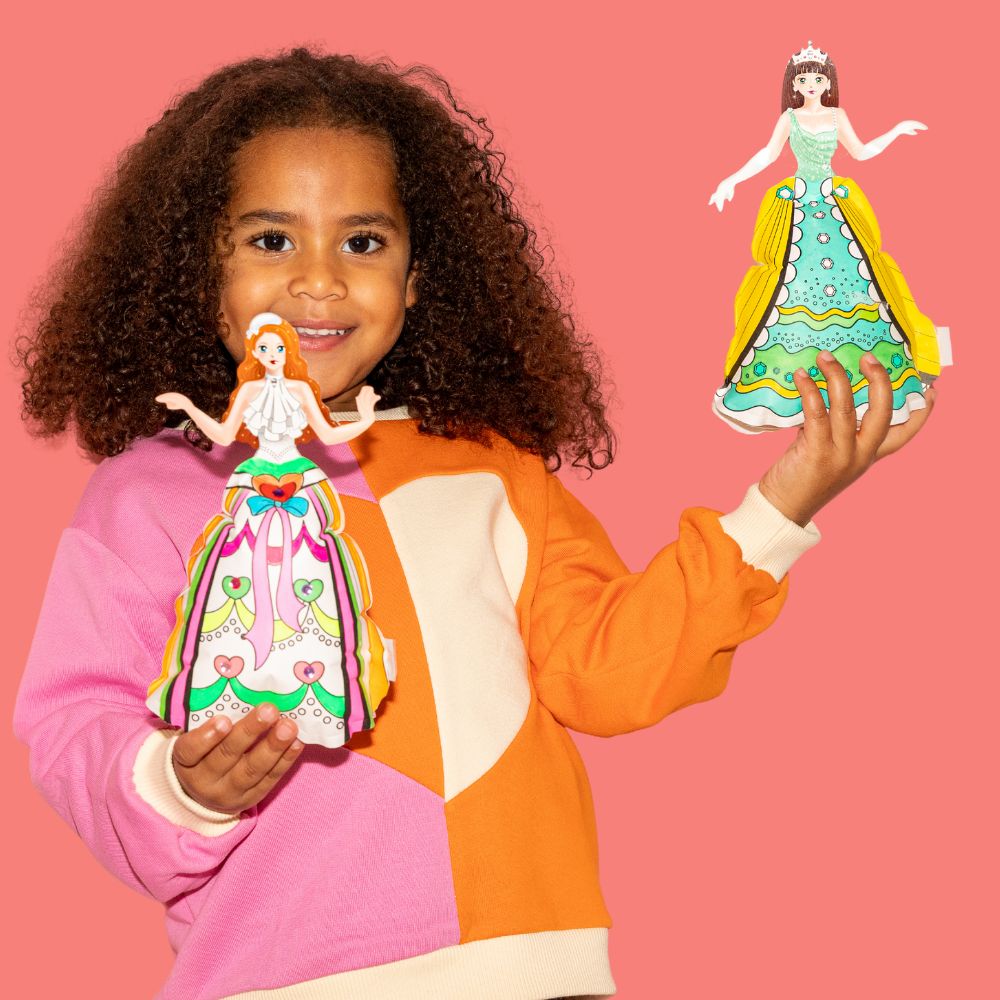 Menina com casaco colorido segurando duas bonecas de papel com vestidos coloridos
