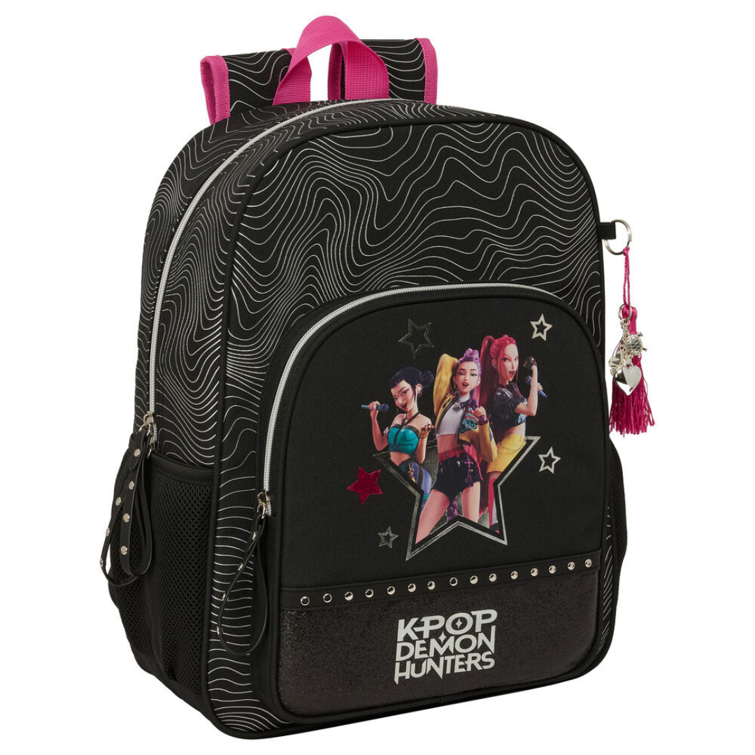 Mochila preta com alças cor-de-rosa e bolso frontal com personagem e texto K-POP DEMON HUNTERS