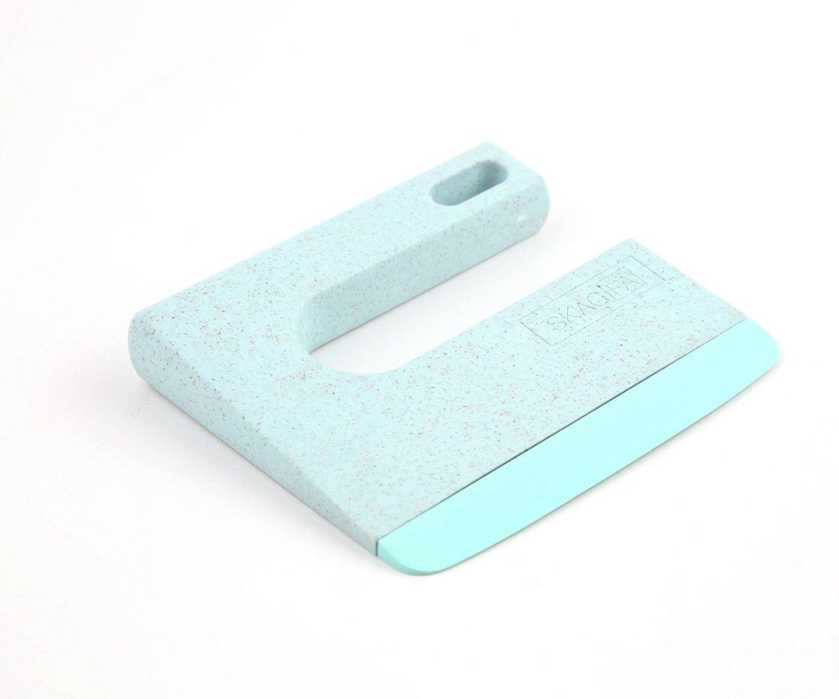 Raspador de cozinha azul claro com lâmina azul e detalhe de textura pontilhada