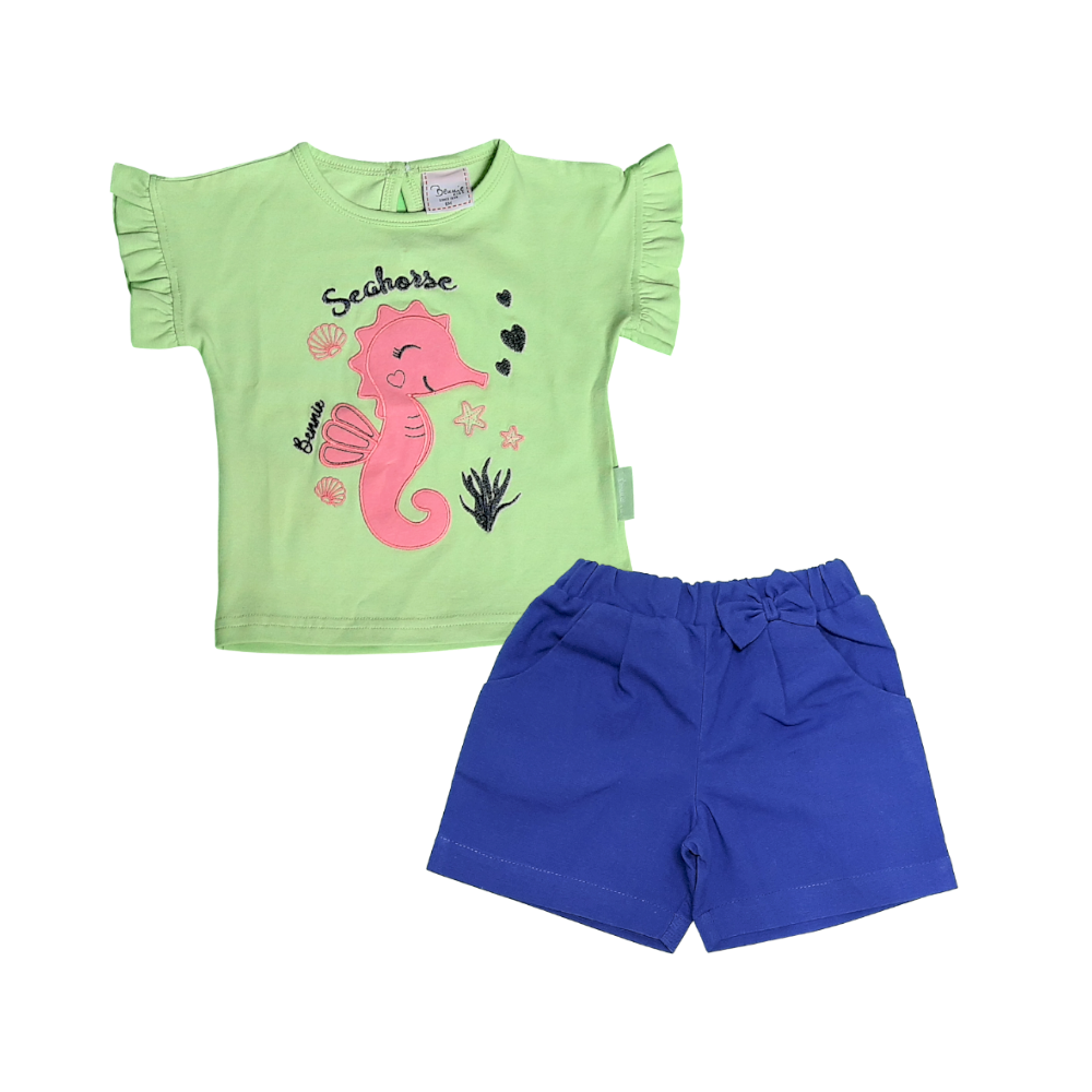 Conjunto de roupa infantil com t-shirt verde claro e calções azuis