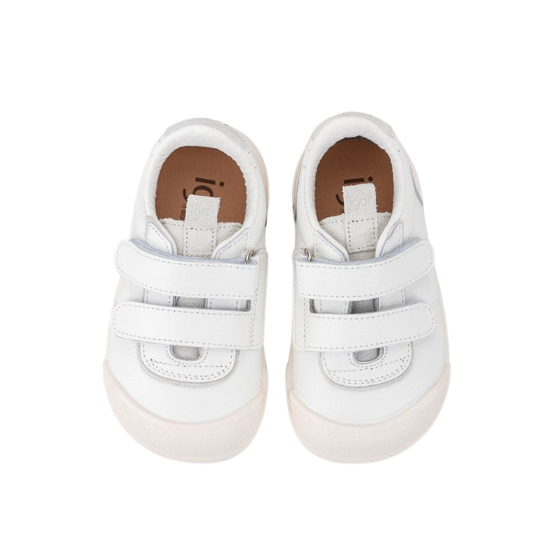 Sapatos infantis brancos com fecho de velcro duplo