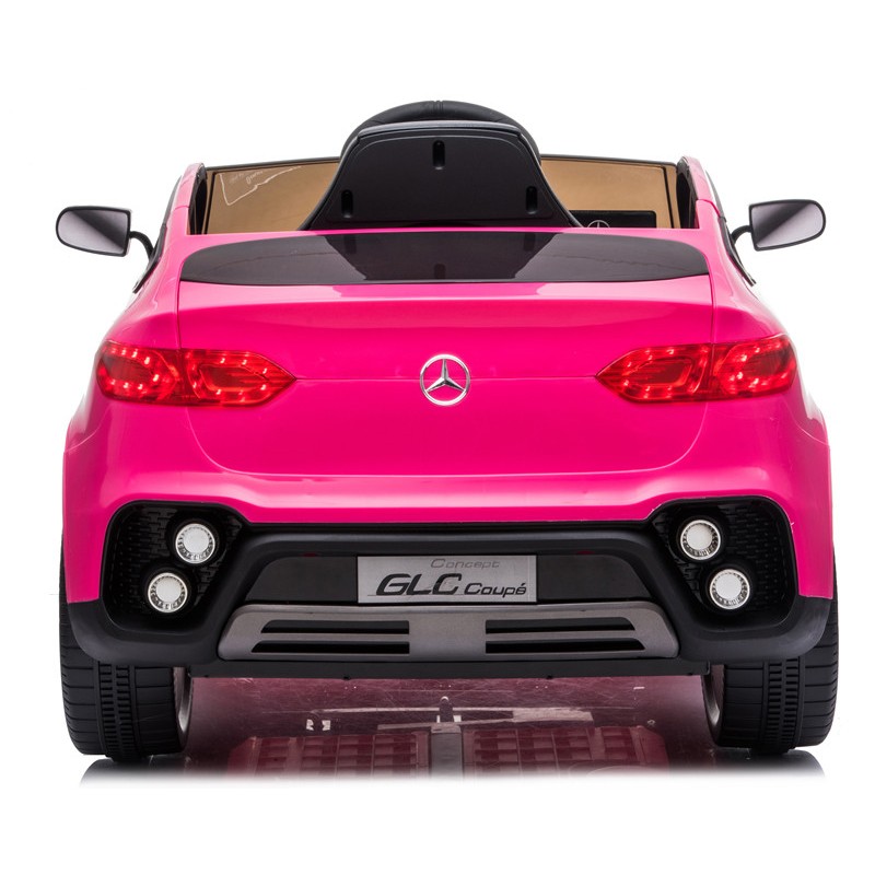Carrinho elétrico infantil rosa Mercedes GLC Coupé visto de trás.