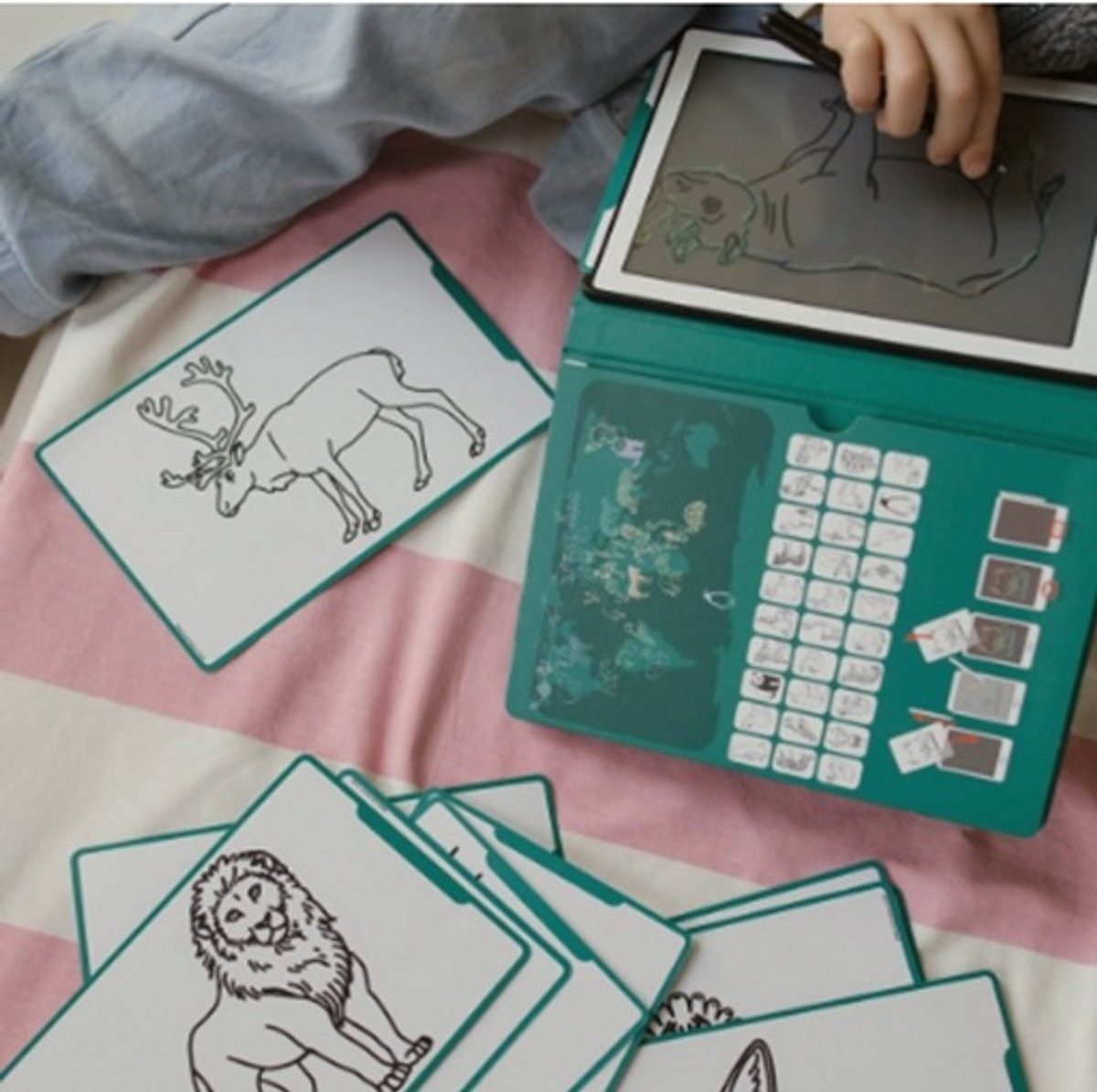 Cartões com desenhos de animais e criança a desenhar num tablet