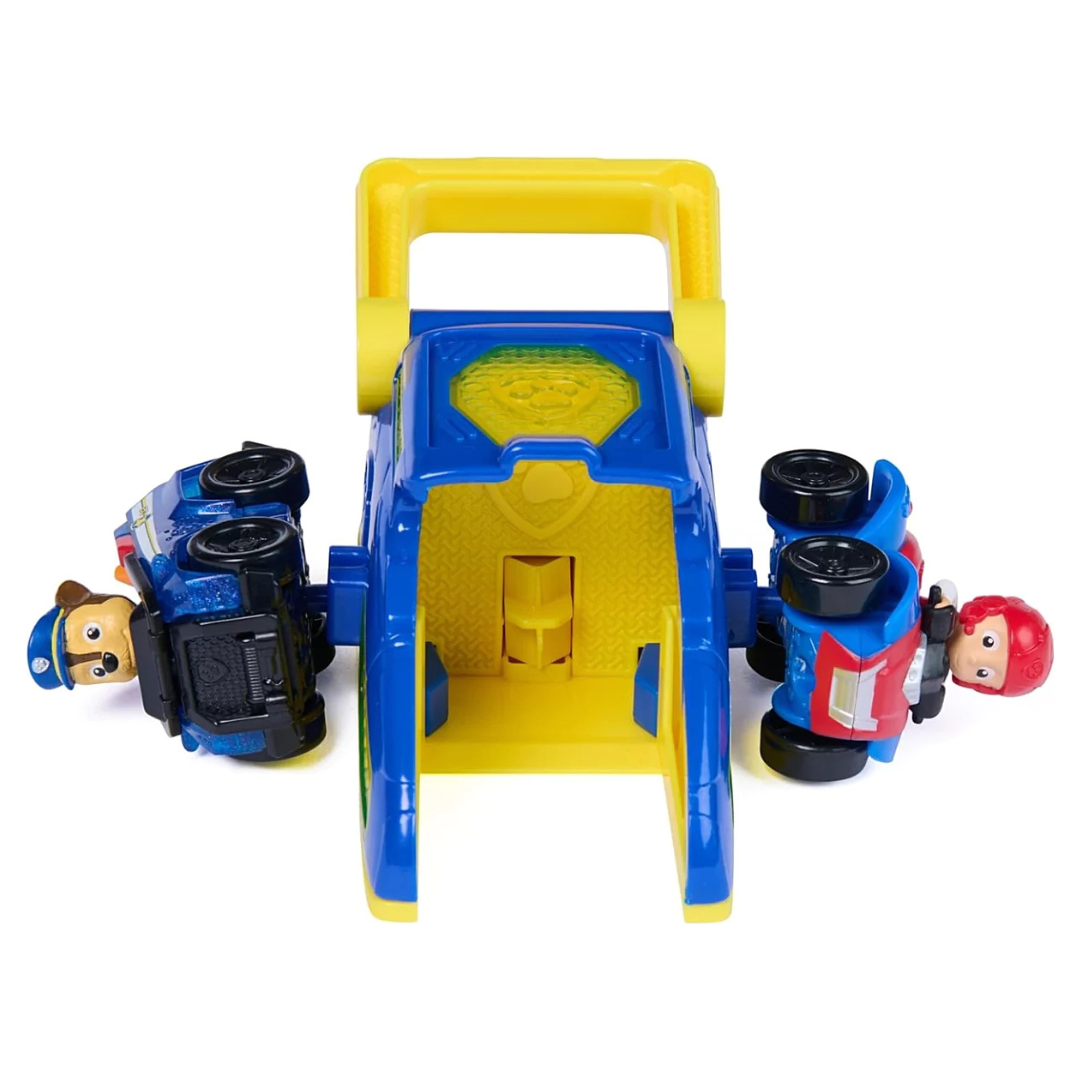 Brinquedo de plástico azul e amarelo com duas figuras de personagens em veículos