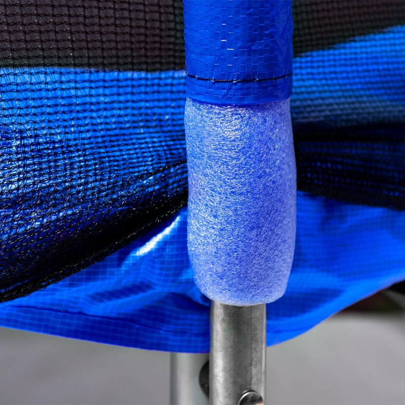 Peça tubular metálica com espuma azul e rede preta em trampolim