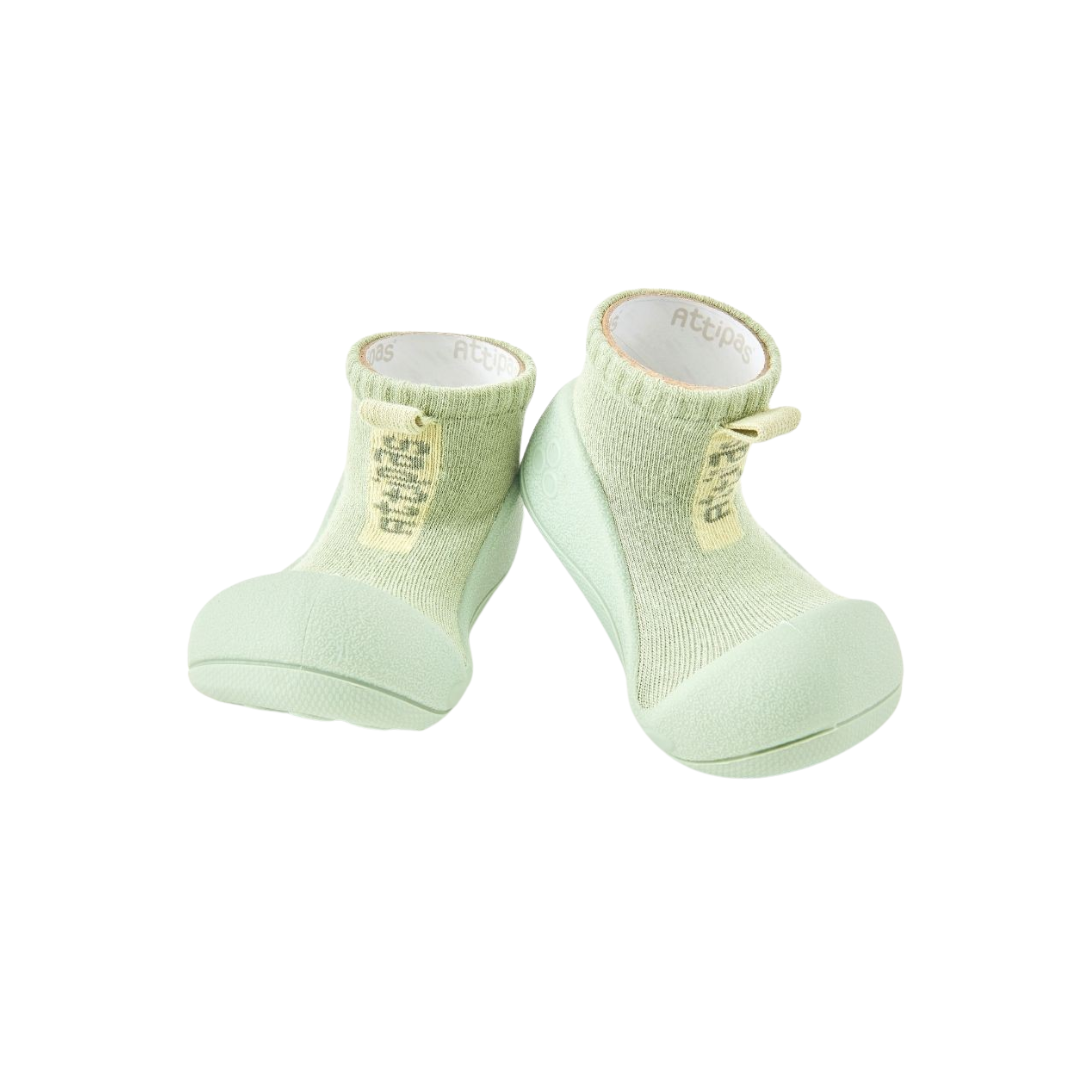 Sapatilhas verdes claras para bebé com sola de borracha e etiqueta Attipas