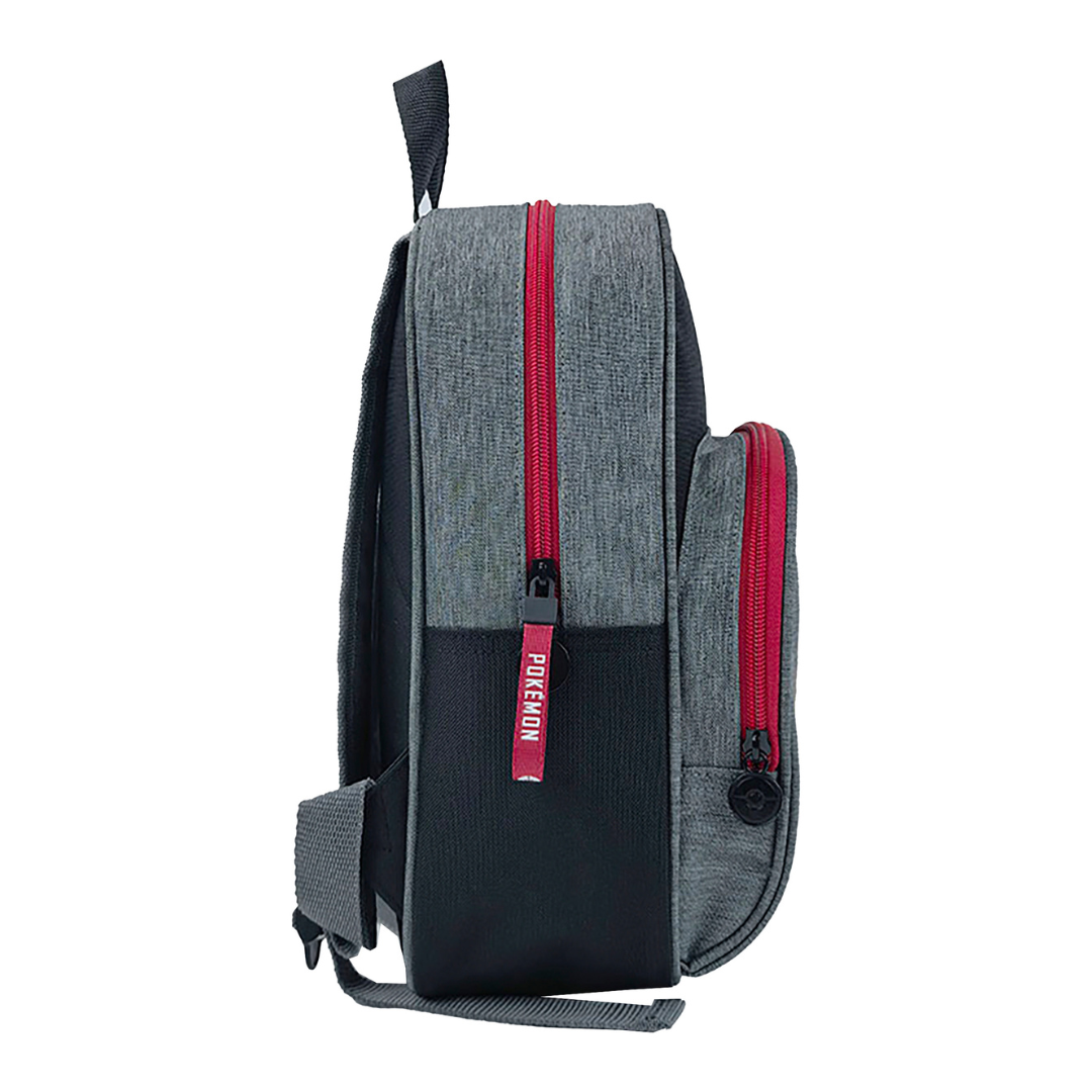 Mochila cinzenta e preta com fechos de correr vermelhos com etiqueta POKEMON