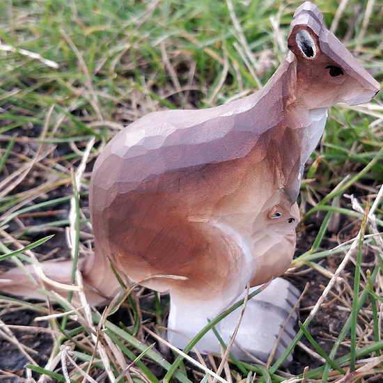 Escultura de madeira de canguru com canguruzinho em bolsa