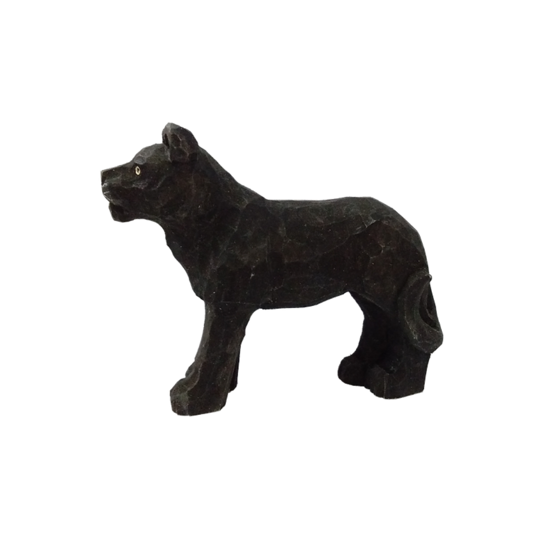 Escultura de cão em madeira escura com textura facetada