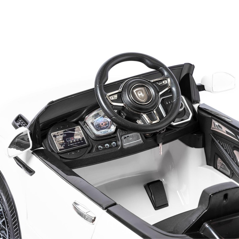 Interior de carro elétrico infantil branco com volante preto e painel digital