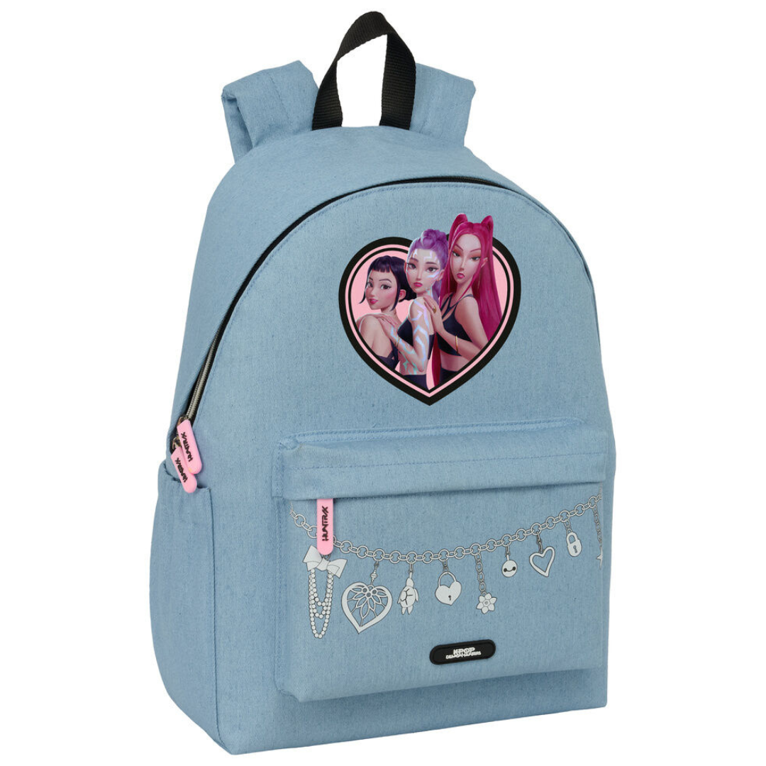 Mochila azul com personagens femininas e pingentes decorativos