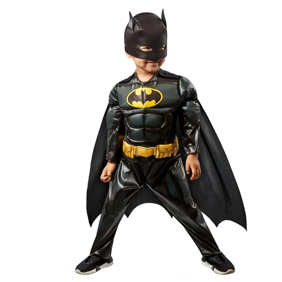 Criança fantasiada de Batman com capa preta e máscara