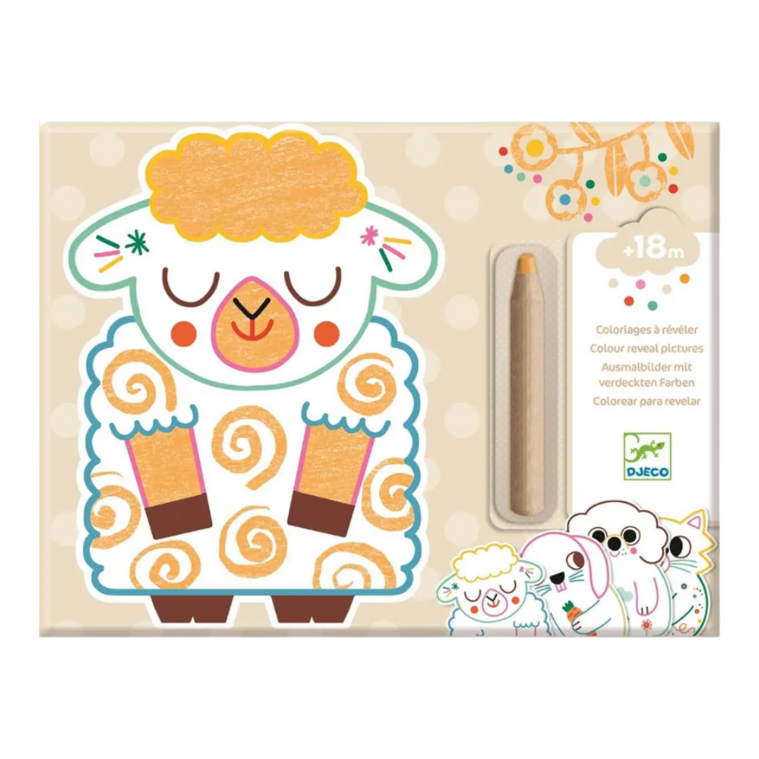 Caixa de atividade para crianças com imagem de ovelha colorida e lápis de cor em fundo bege