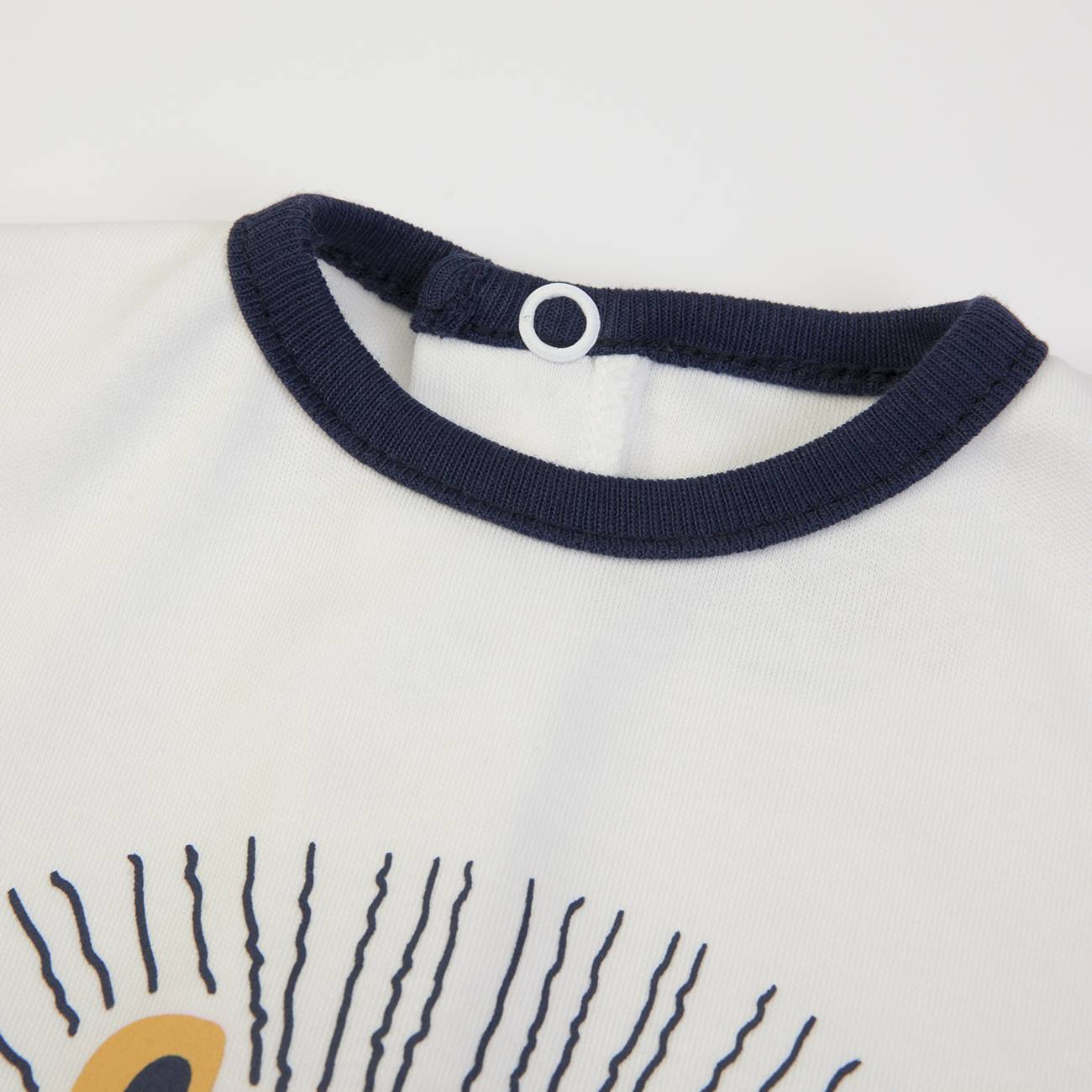 Camisola branca com gola azul escuro e padrão gráfico