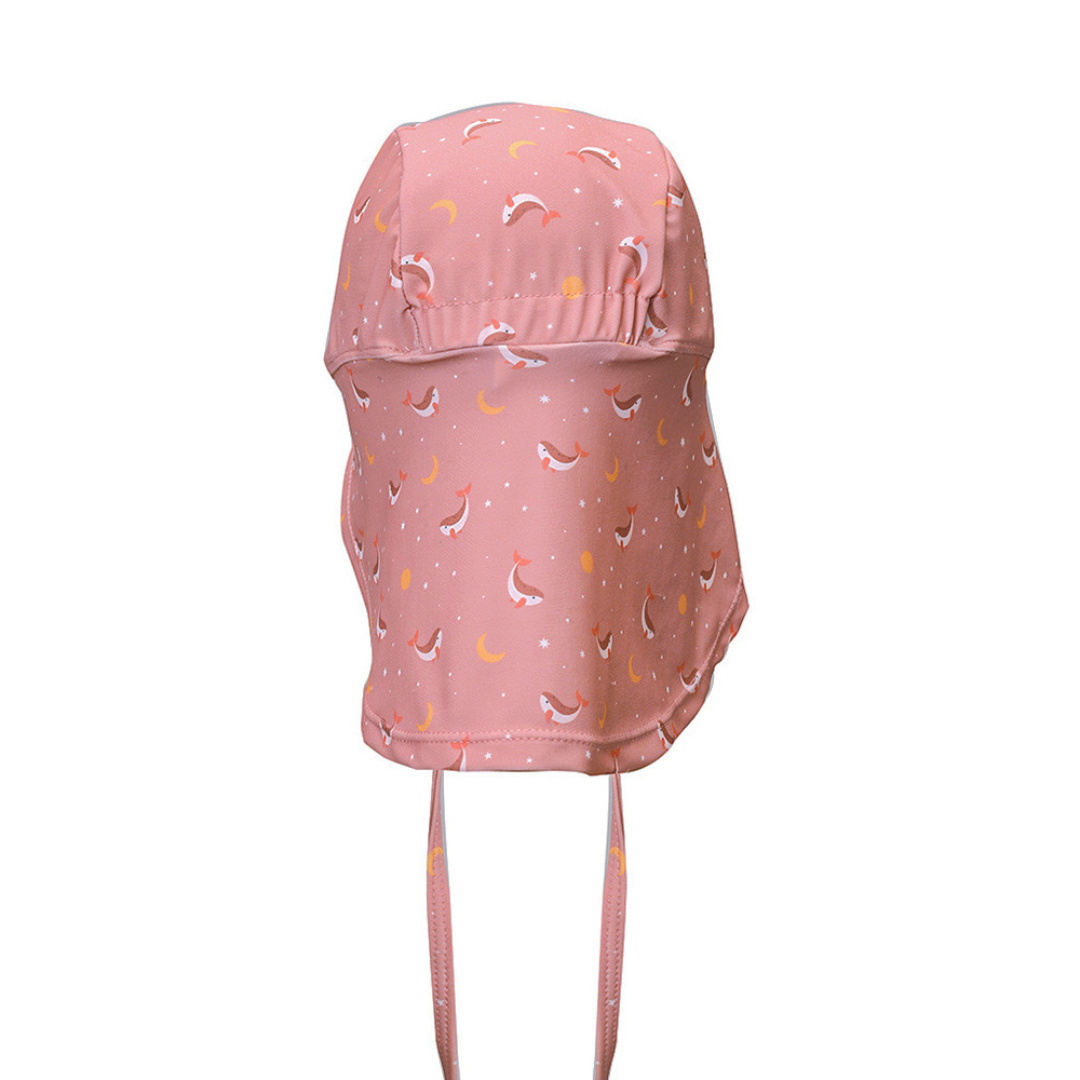 Chapéu rosa com padrão de golfinhos, luas e estrelas, com fitas para amarrar.