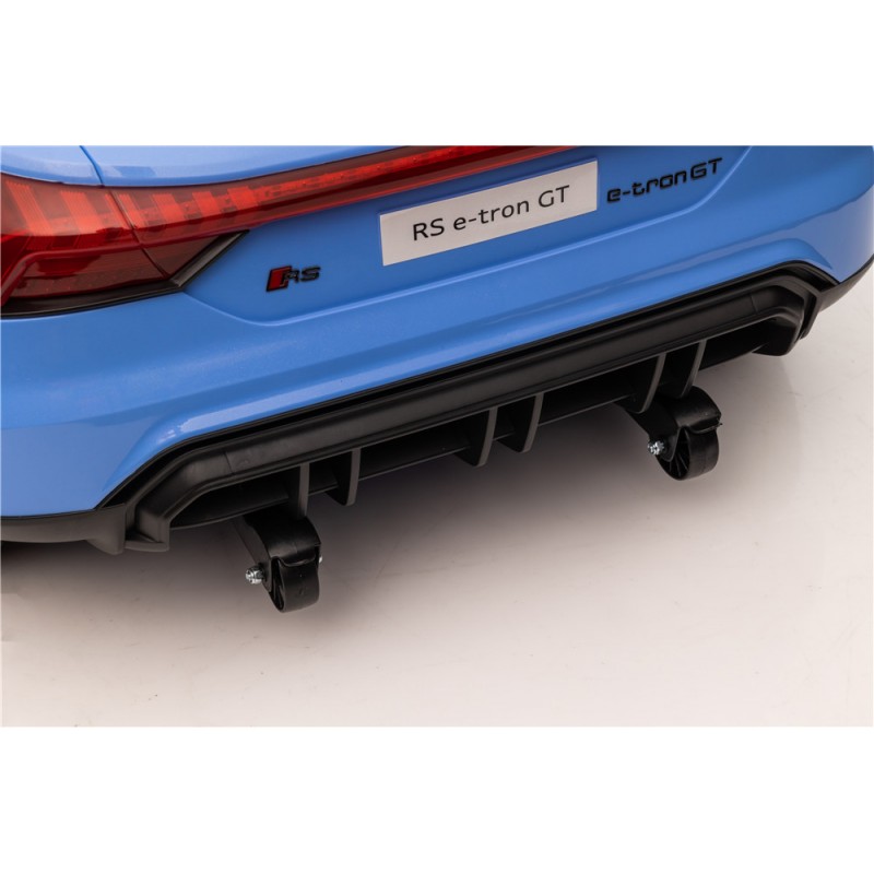 Parte traseira azul claro de um carro RS e-tron GT com rodas de apoio