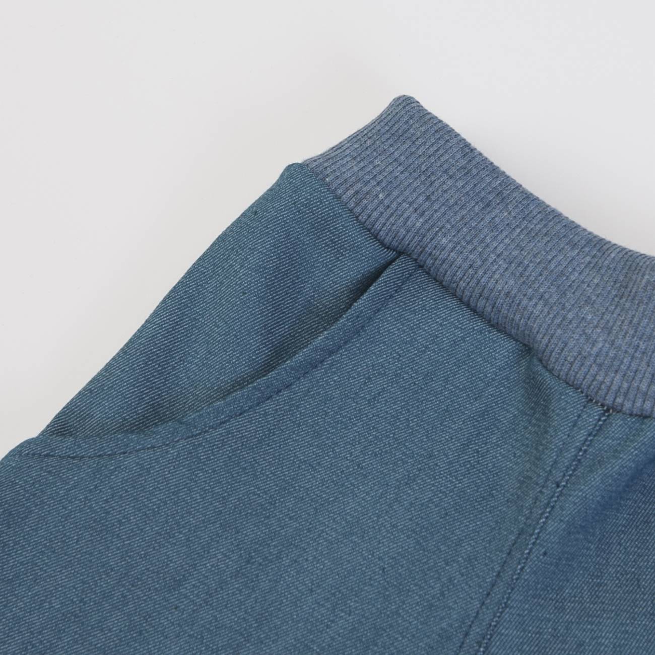 Calça ou calção azul com cintura de elástico cinzento-azulado e bolso embutido