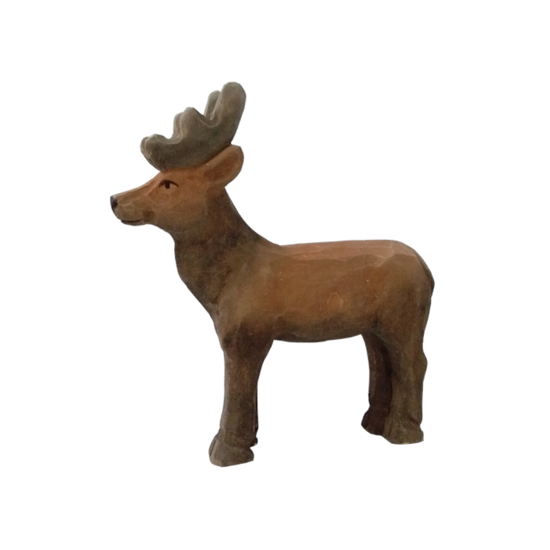 Escultura de veado castanho em madeira