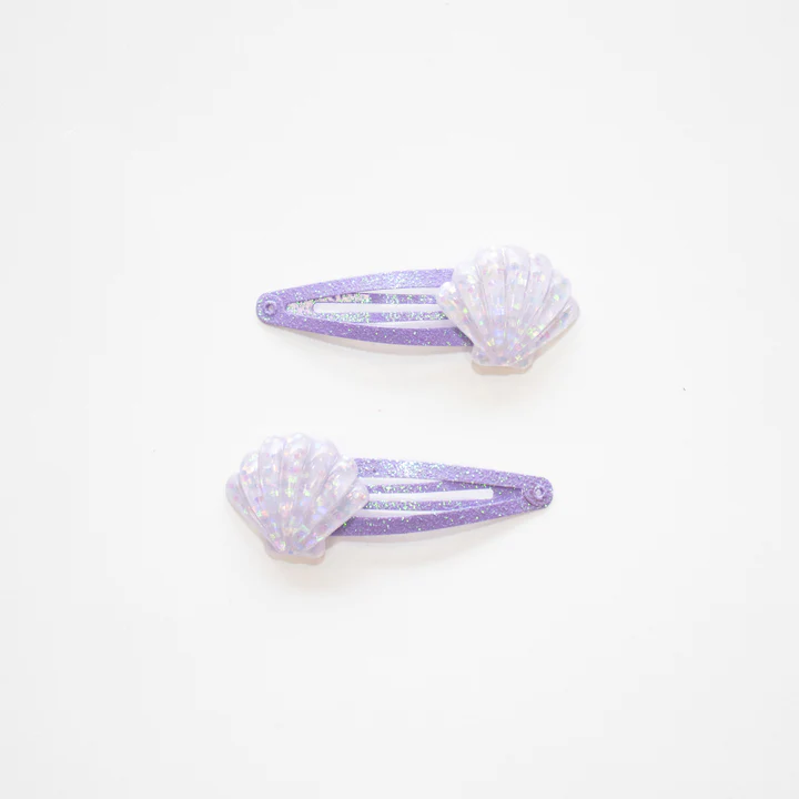 Par de presilhas de cabelo roxas com conchas brancas peroladas