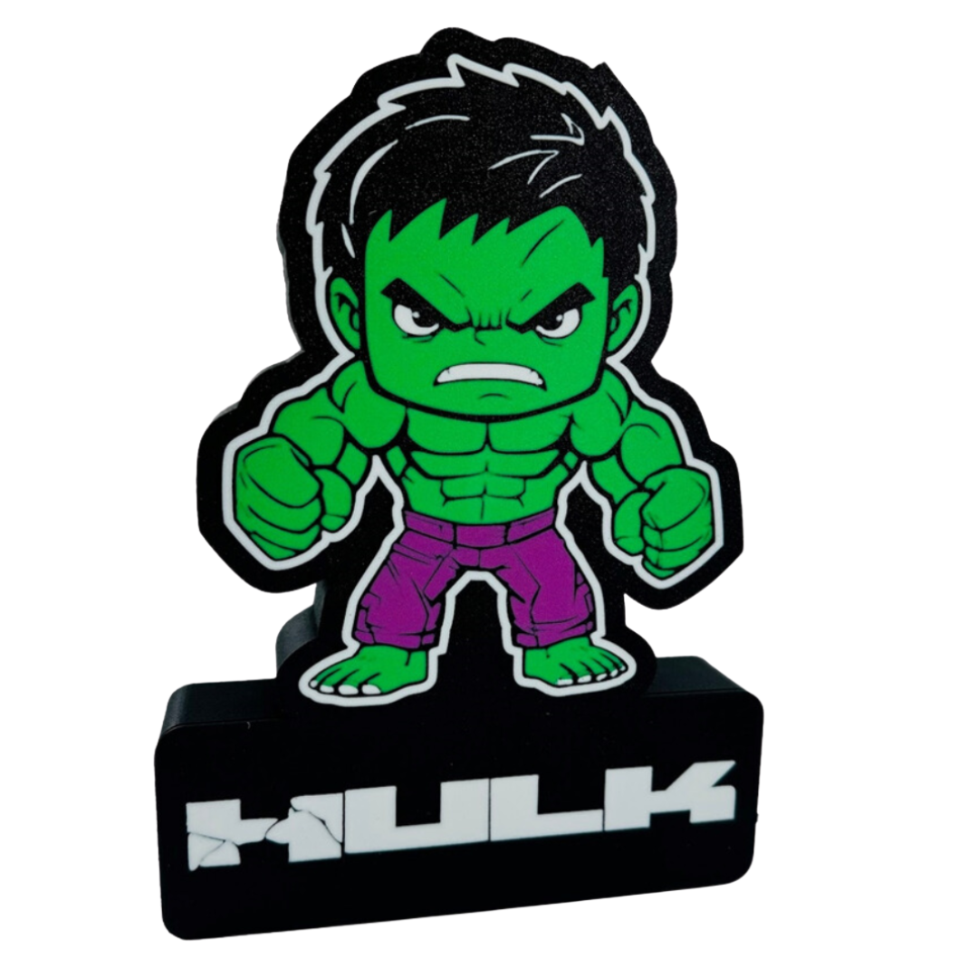 Figura decorativa do Hulk verde com calças roxas em base preta com texto HULK
