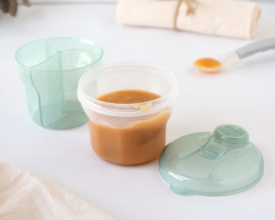 Recipiente plástico com papa laranja e tampa azul translúcida