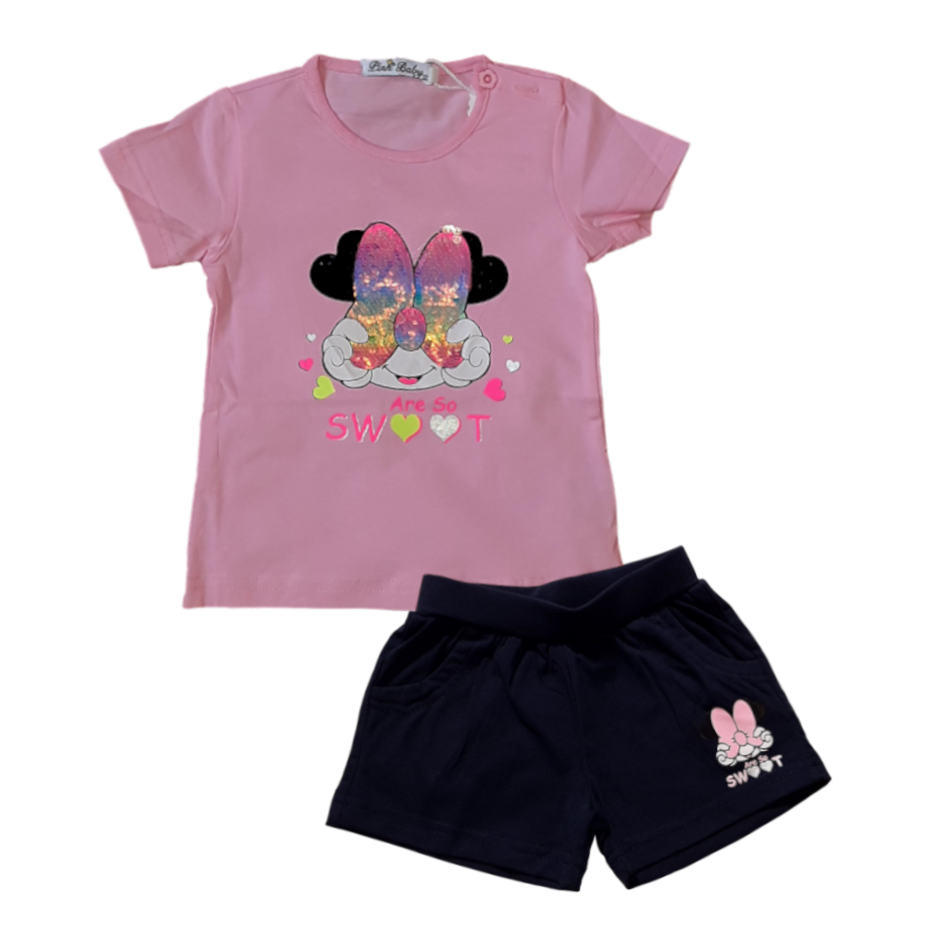 Conjunto infantil com t-shirt rosa estampada e calções pretos com detalhe de coelho.