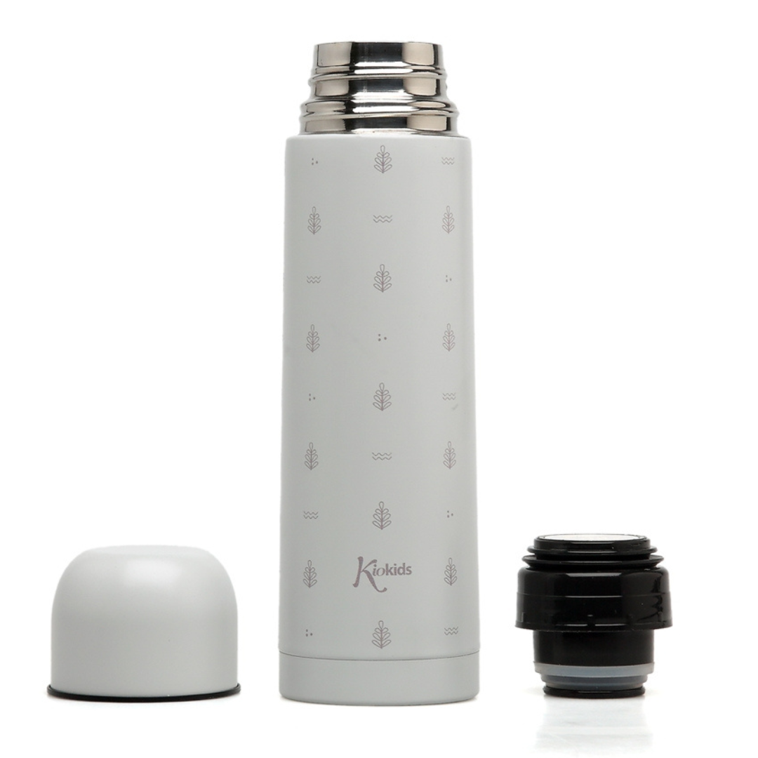 Garrafa térmica branca Kiokids com padrão de ramos e ondas e tampa destacada.