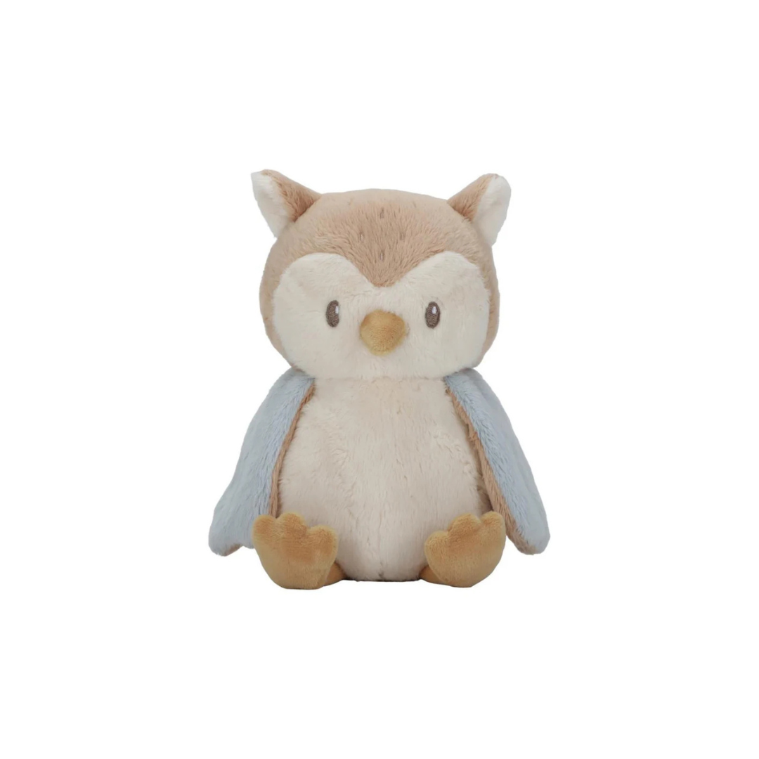 Pelúcia de coruja em tons bege, azul claro e castanho claro