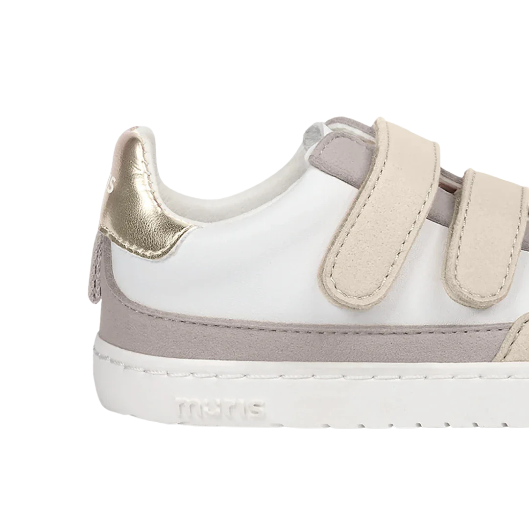 Ténis branco e bege com tiras de velcro e detalhe dourado no calcanhar