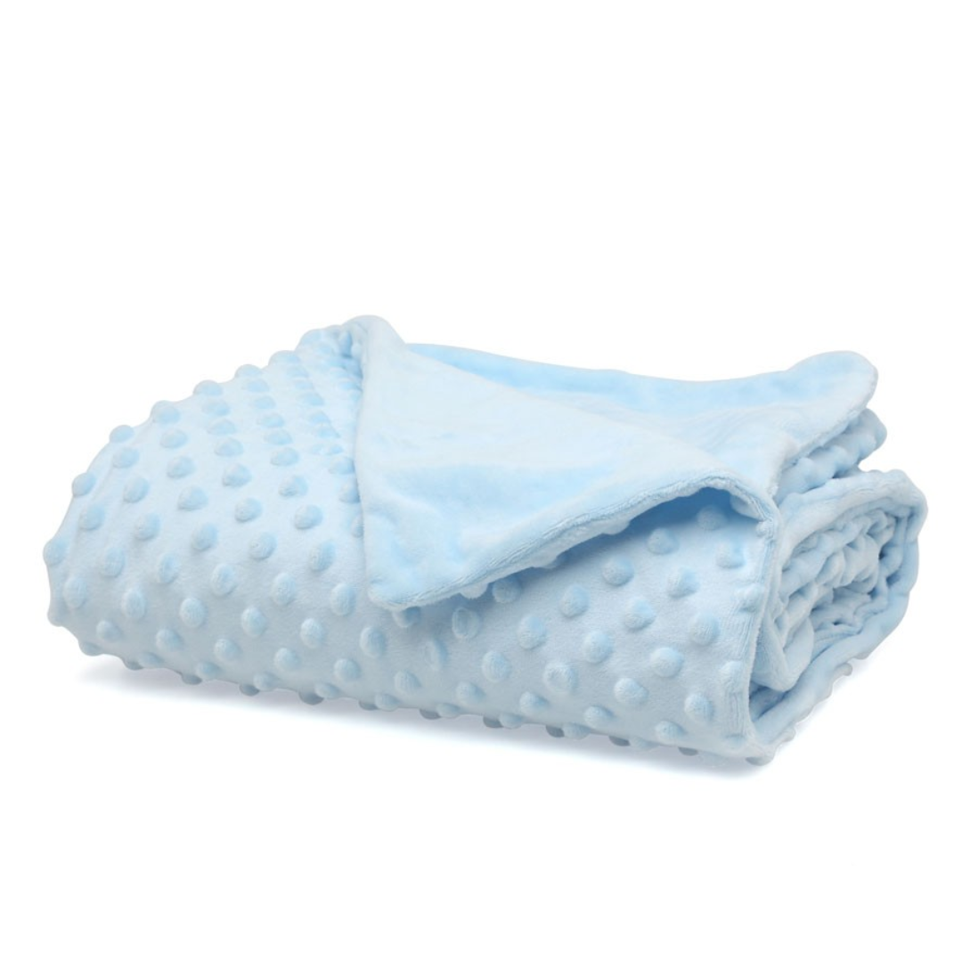 Manta azul claro com textura de bolas em relevo dobrada