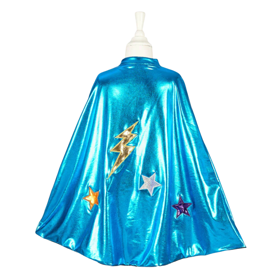 Capa azul metálica com apliques de estrelas e raio dourado num manequim