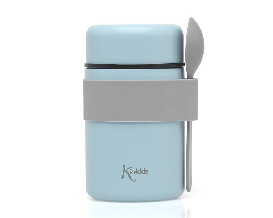 Recipiente alimentar azul claro com colher cinzenta e texto K kids