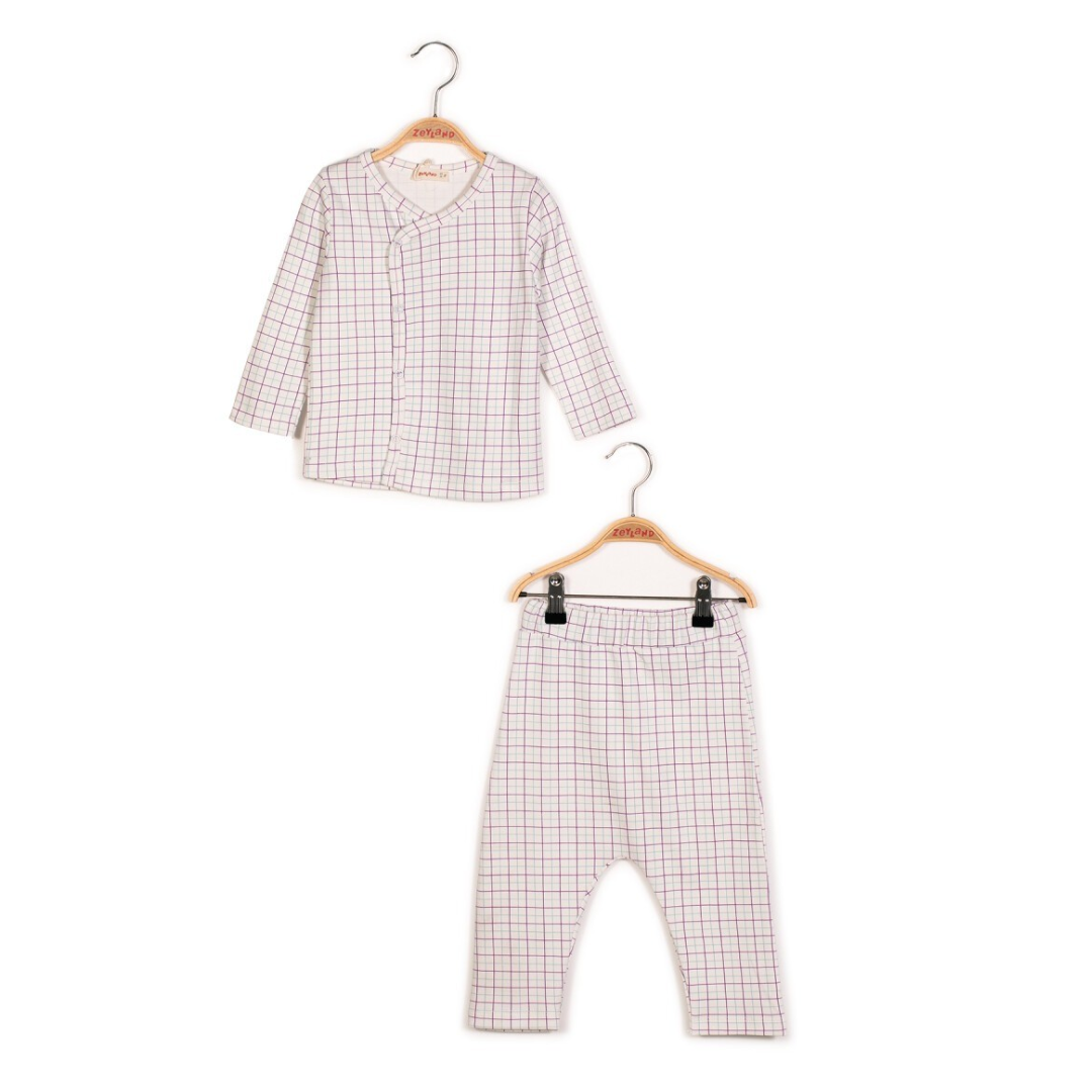 Conjunto de roupa de bebé branco com padrão de quadrícula vermelha e azul em cabides