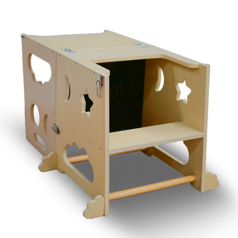 Estrutura de madeira clara com recortes geométricos e prateleira interior