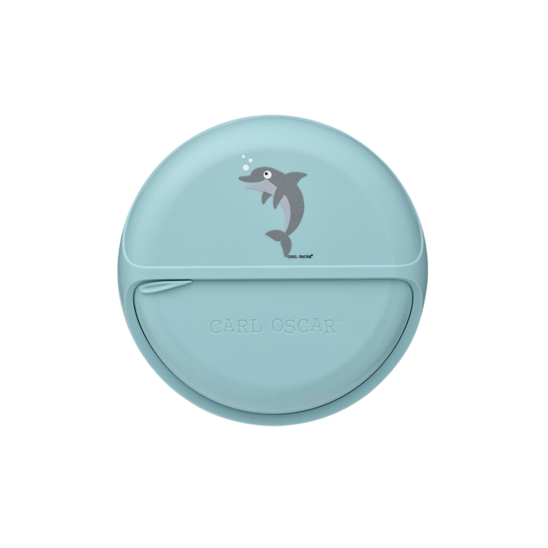 Prato de silicone azul claro com desenho de golfinho e texto CARL OSCAR