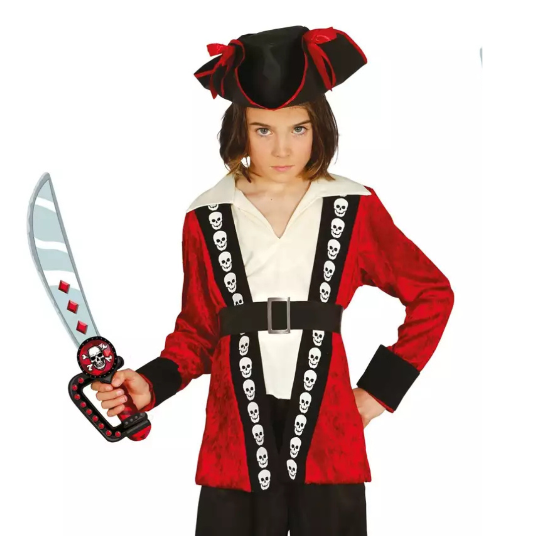 Criança vestindo fato de pirata com casaco vermelho e preto, chapéu preto com vermelho e espada de brinquedo