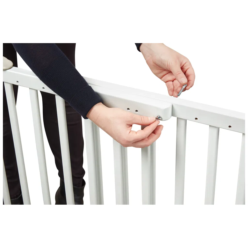 Mãos a montar guarda-corpos branco com parafusos