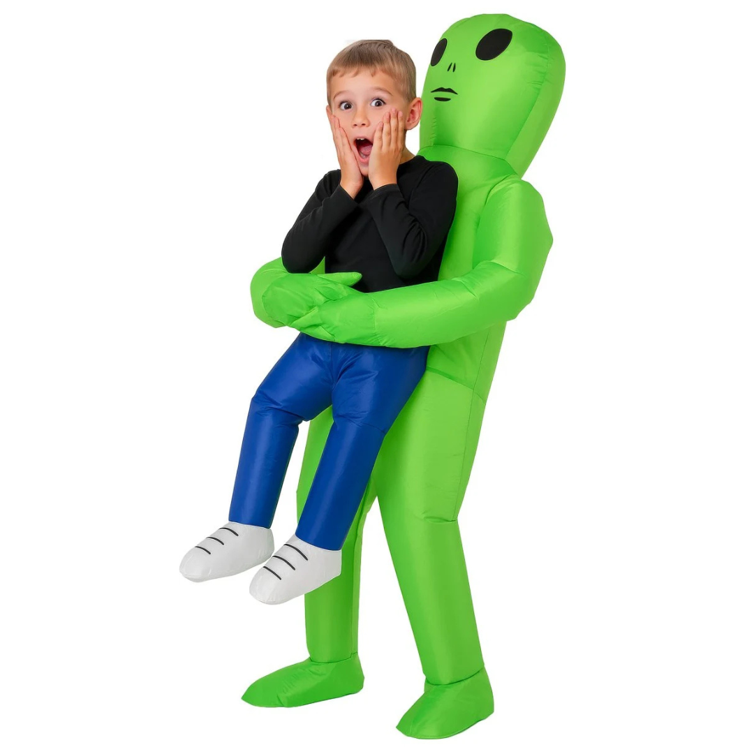 Fato insuflável de extraterrestre verde segurando uma criança