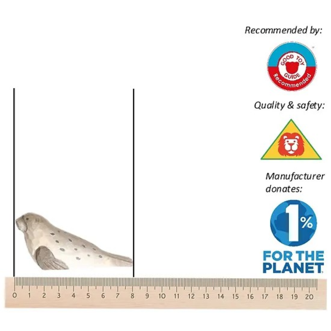 Pelúcia de foca marrom clara com manchas e régua para medir tamanho, com selos de recomendação e doação