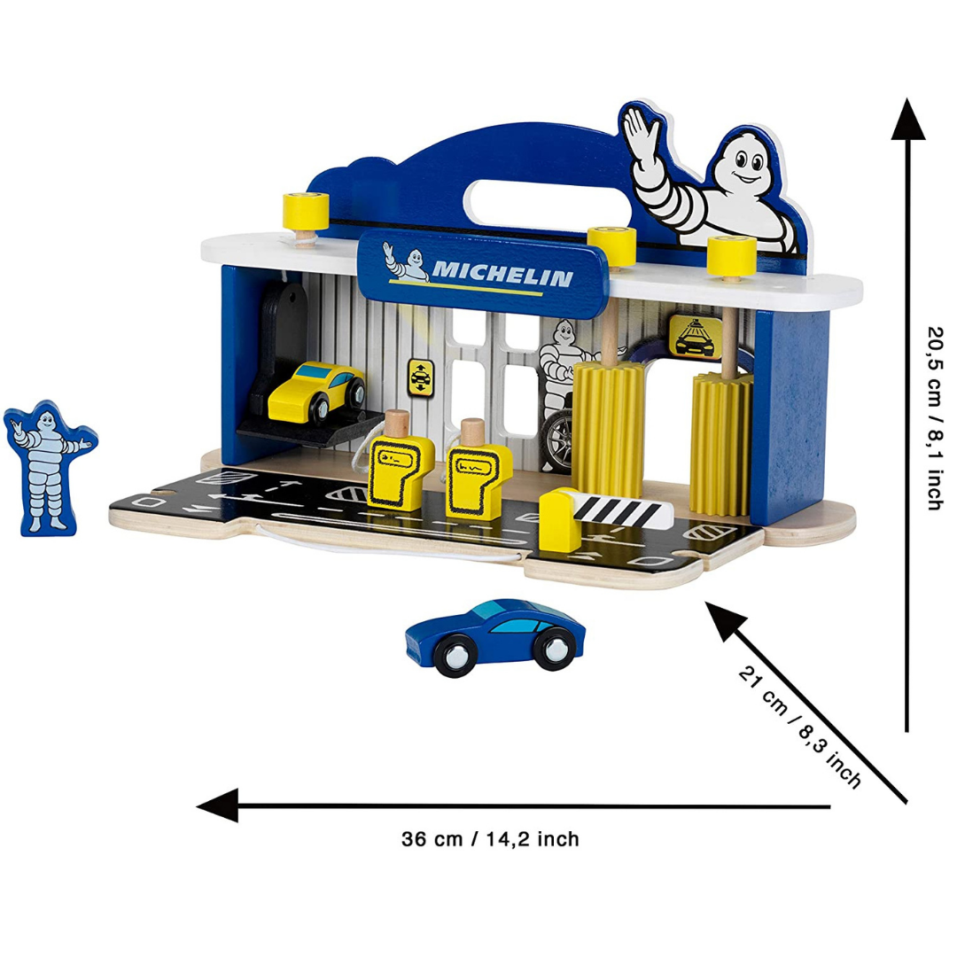 Estação de serviço de brinquedo de madeira azul, amarelo e branco com logótipo MICHELIN e carros em miniatura