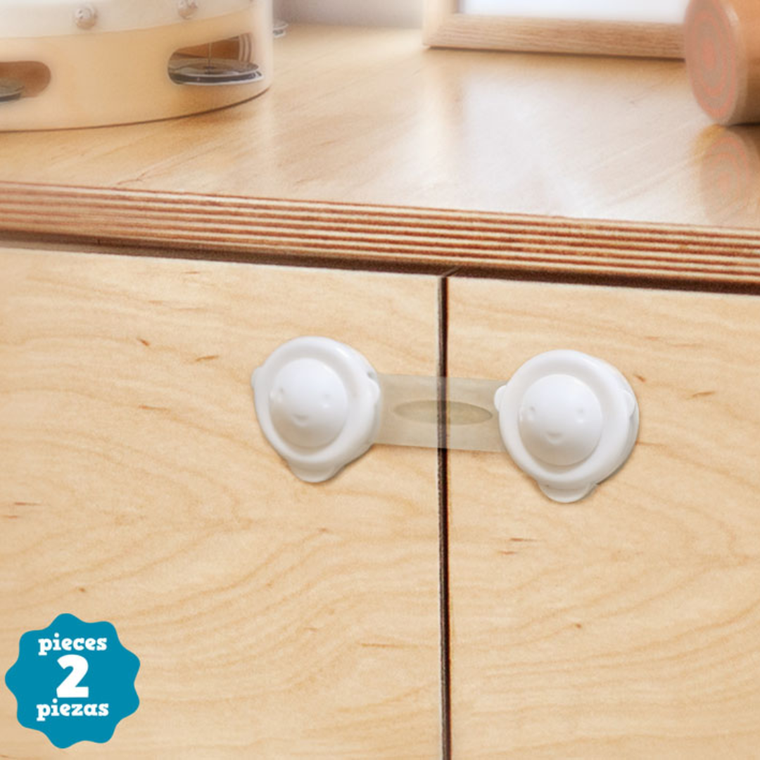 Fecho segurança branco para portas em móvel de madeira clara com pandeiro ao lado