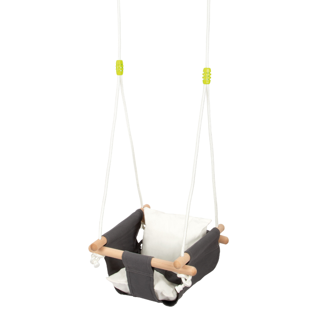 Baloiço infantil cinza com coxim branco e barras de madeira clara suspenso por cordas brancas